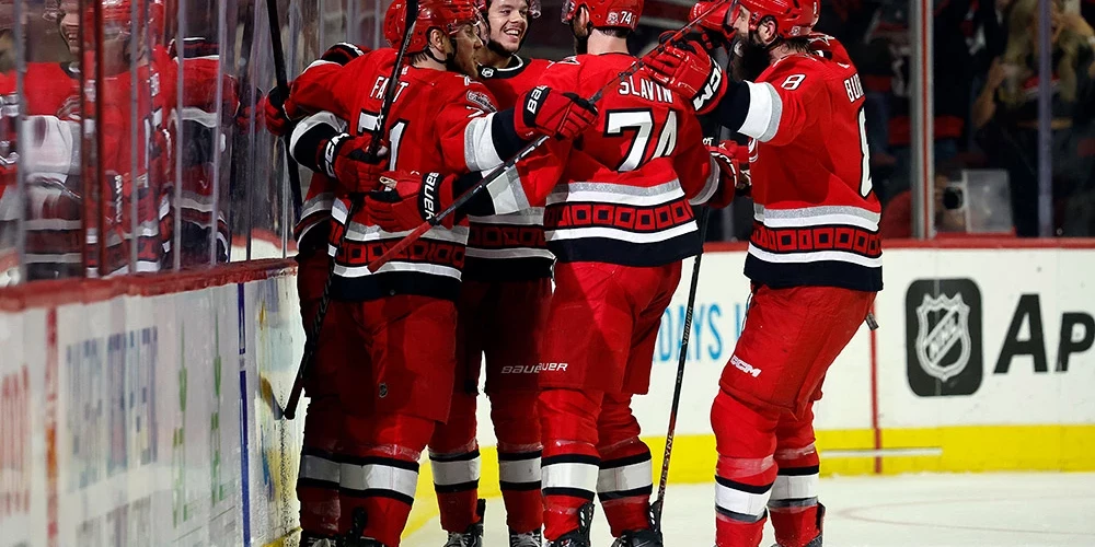 "Hurricanes" hokejisti atzīmē Džordana Martinūka gūtos vārtus.