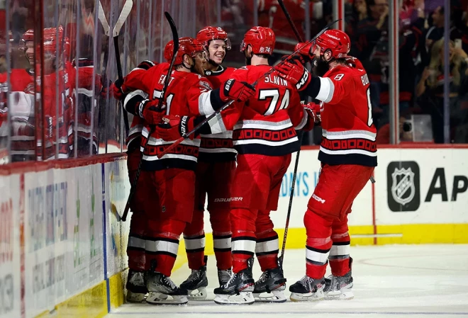 "Hurricanes" hokejisti atzīmē Džordana Martinūka gūtos vārtus.