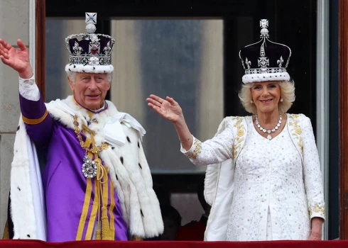 ФОТО, ВИДЕО: исторический момент в Лондоне - Карла III короновали