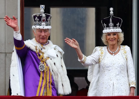 VIDEO: tikko kronētais karalis Čārlzs III un karaliene Kamilla sveic sanākušos tūkstošus