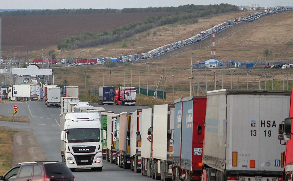 Kazahstāna slēdz robežu aizliegto preču kravām uz Krieviju