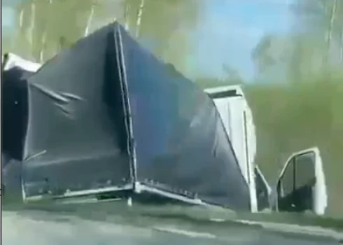 VIDEO: Salacgrīvā notikusi smaga avārija; iesaistīts kravas auto un mikroautobuss
