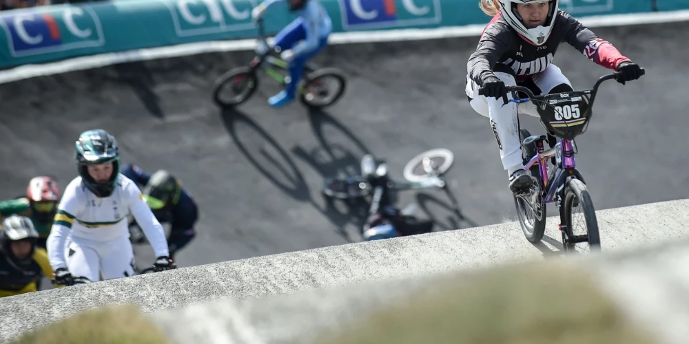 Latvijas BMX riteņbraukšanas talants Veronika Monika Stūriška (pa labi).