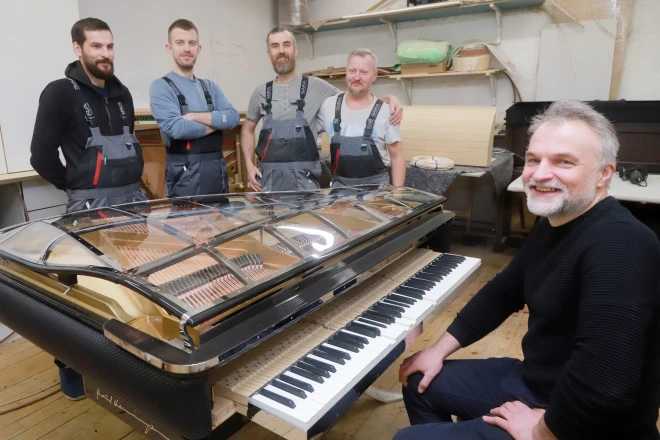 Berģos jau vairākus gadus darbojas uzņēmums “Piano Sound Latvia”, kur top ietvari unikālām klavierēm vienā eksemplārā, galvenokārt pēc pasaulslavenā dāņu dizainera Pola Heningsena vadlīnijām.