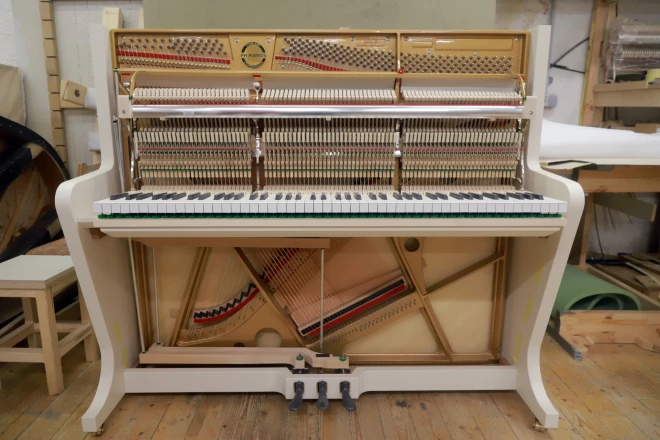 Berģos jau vairākus gadus darbojas uzņēmums “Piano Sound Latvia”, kur top ietvari unikālām klavierēm vienā eksemplārā, galvenokārt pēc pasaulslavenā dāņu dizainera Pola Heningsena vadlīnijām.