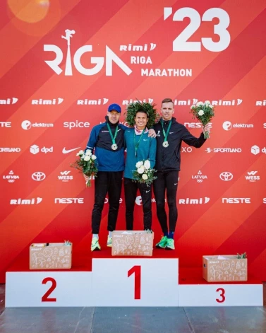 Pusmaratona uzvarētāji vīriešu konkurencē.