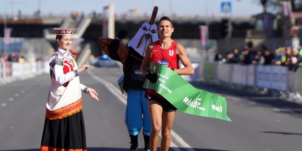 Vieglatlēts Dmitrijs Serjogins "Rimi" Rīgas maratona 21km distances finišā.