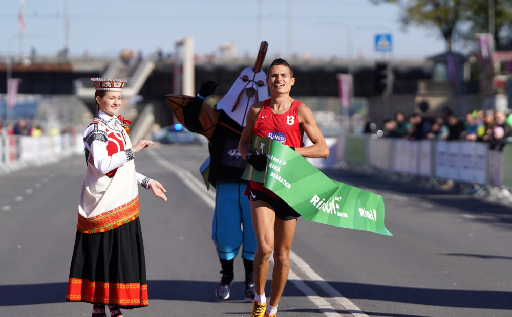 FOTO: Rīgas maratona garajās distancēs uzvaras laurus plūc pašmāju labākie skrējēji