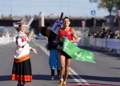 FOTO: Rīgas maratona garajās distancēs uzvaras laurus plūc pašmāju labākie skrējēji