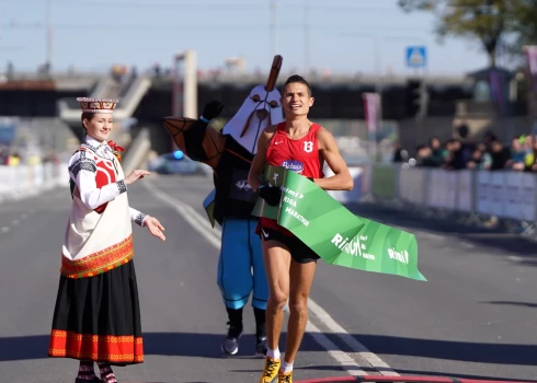 FOTO: Rīgas maratona garajās distancēs uzvaras laurus plūc pašmāju labākie skrējēji