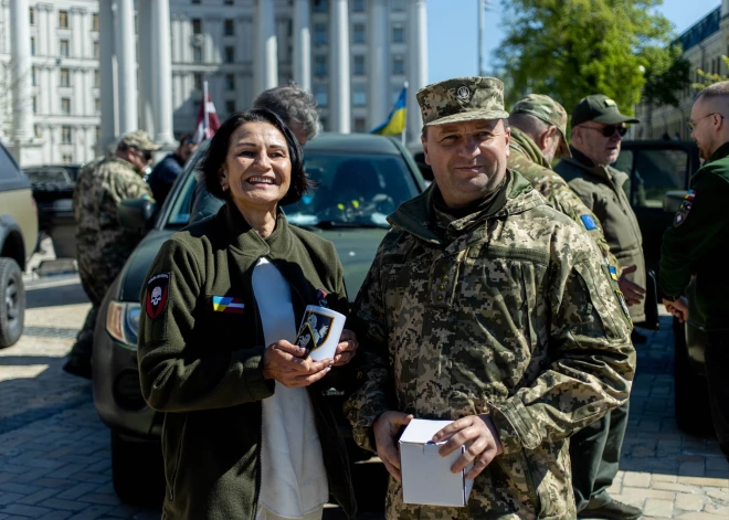 Latvijā dzīvojošo ukraiņu biedrību konfederācijas "Viche"  humānais konvojs, kas izbrauca no Rīgas 3. maijā, sasniedzis galamērķi - Kijivu. Kravu nodošana Ukrainas aizstāvjiem notika Mihaila laukumā pilsētas centrā. Konvoju tur satika arī "Viche" valdes priekšsēdētāja Oksana Sičko - viņa šobrīd atrodas Ukrainā. 