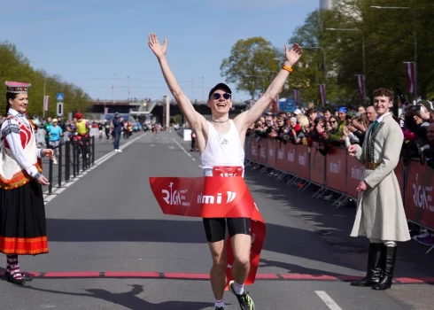 ФОТО: в Рижском марафоне на длинных дистанциях победили местные бегуны