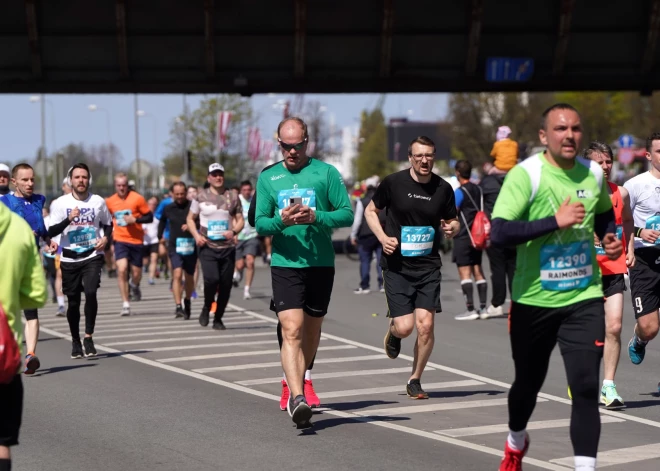 "Rimi" Rīgas maratona 10 kilometru distances dalībnieki trasē.