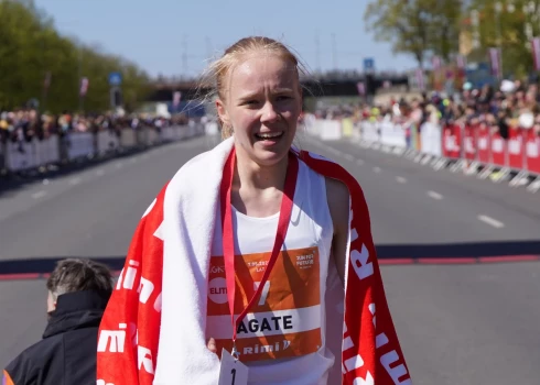 Caune ar jaunu Latvijas rekordu uzvar piecu kilometru skrējienā