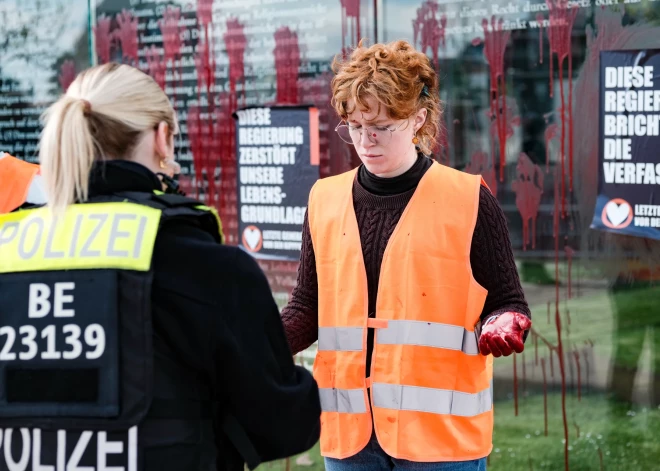 Vācijā "Pēdējā paaudze" atkal apgāna konstitūcijas pieminekli