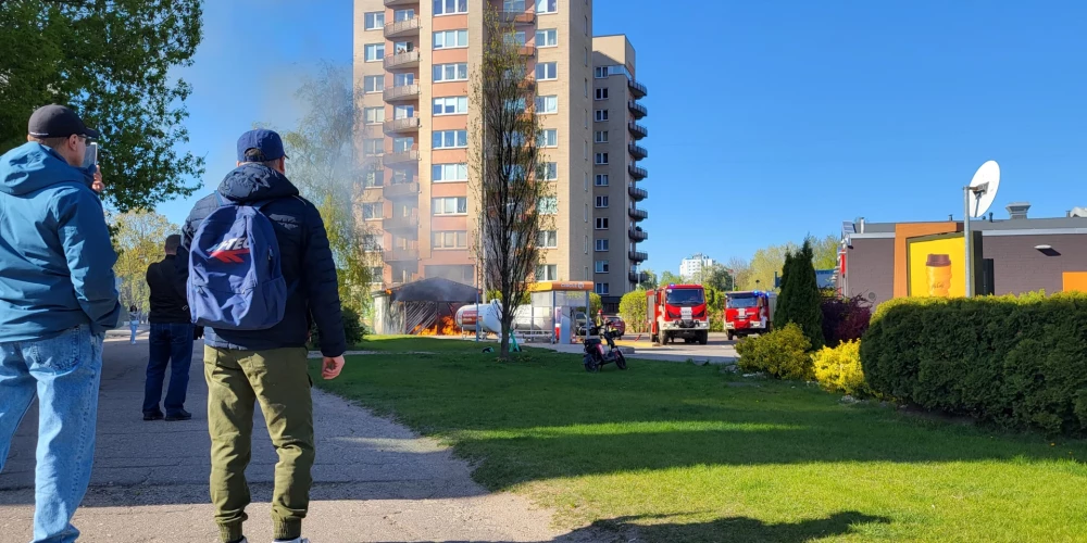 Aizdedzies koka šķūnītis blakus degvielas uzpildes stacijai "Circle K" Gunāra Astras ielā.