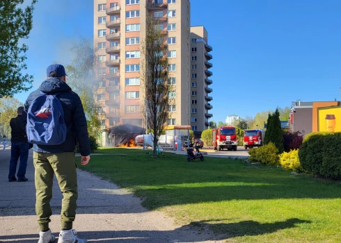 Aizdedzies koka šķūnītis blakus degvielas uzpildes stacijai "Circle K" Gunāra Astras ielā.