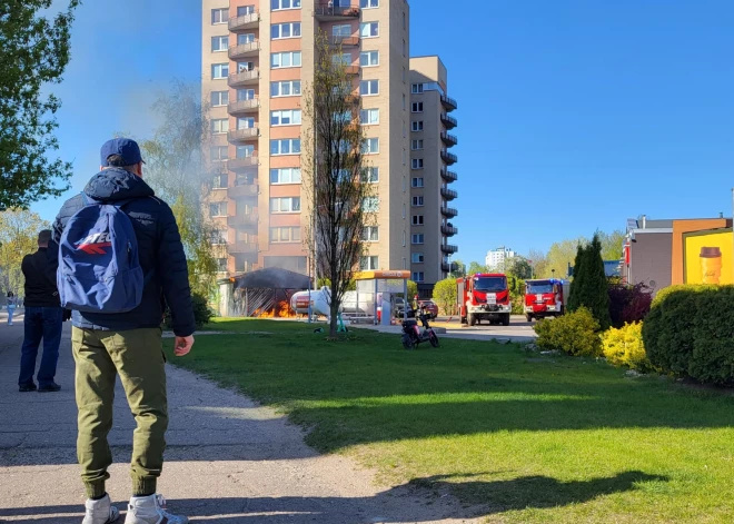 FOTO: Purvciemā pie "Circle K" izcēlies ugunsgrēks; negadījums ieinteresējis daudzus garāmgājējus