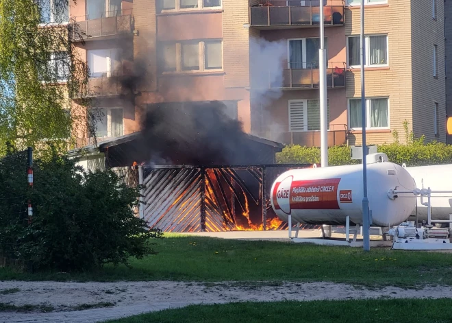 ФОТО: в Пурвциемсе у Circle K загорелась деревянная постройка, находящаяся рядом с газовым баком