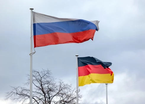 Суд Берлина разрешил использовать российский флаг на акции 9 мая в Тиргартене. Городская полиция опротестовала это решение