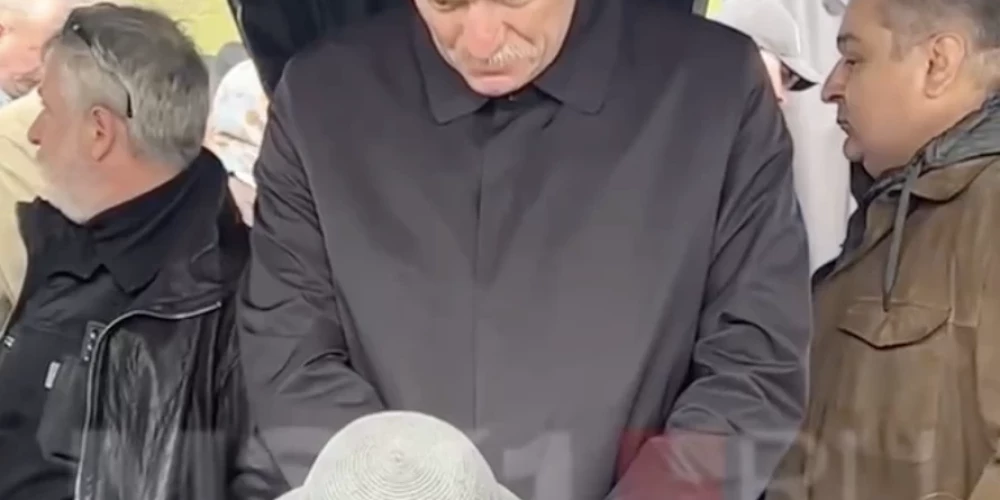 VIDEO. Pugačovu Krievijā pamana blakus Peskovam; viņš noskūpsta dziedātājas roku