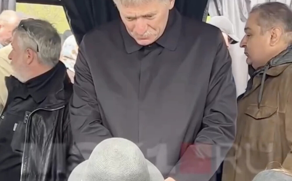 VIDEO. Pugačovu Krievijā pamana blakus Peskovam; viņš noskūpsta dziedātājas roku