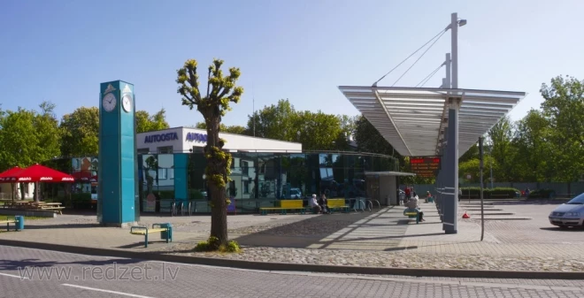 Svētdienas vakarā kāds šaudījies Ventspils autoostā (attēlā) un sašāvis tās stiklu, kas izbiris.