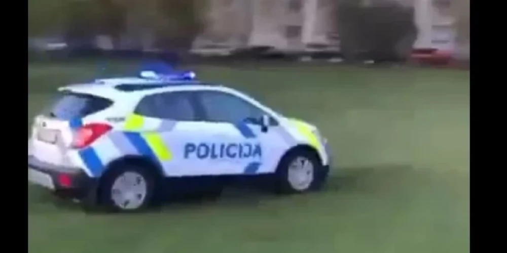 Полиция преследует хулиганов в Иманте. (Фото: скриншот видео)