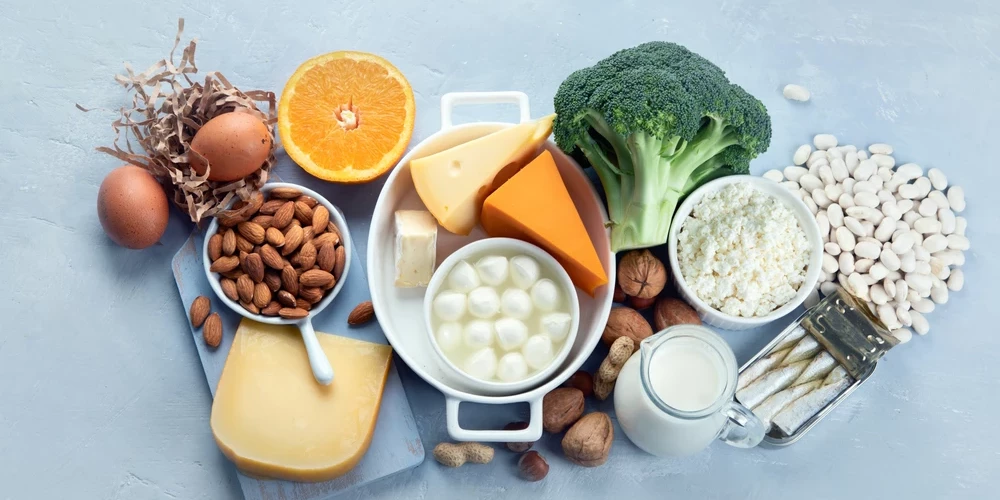 Среди пищевых продуктов самым богатым источником кальция являются молочные продукты: молоко, кефир, творог, простокваша и преимущественно сыр. Он также содержится в овсяных хлопьях, бобах, фундуке, миндале, семенах кунжута, зелени, брокколи, моркови, капусте, лососе и сардинах.
