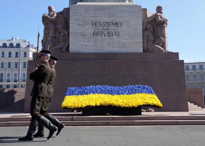 Цветы к демонтированным памятникам возлагать нельзя: как 9 мая в Латвии не нарушить закон