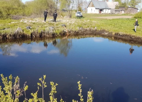 Госполиция в сотрудничестве с другими службами и организациями неоднократно обыскивала окрестности, а также находящиеся в ней колодцы и водоемы. (Фото: скриншот Facebook/bezvests.lv)