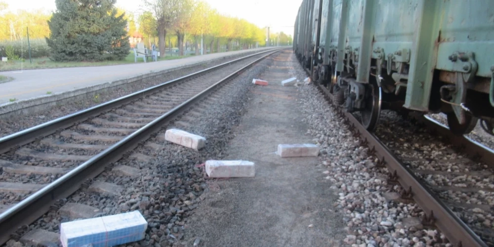Kravas vilcienos konstatēti vairāk nekā 181 700 kontrabandas cigarešu