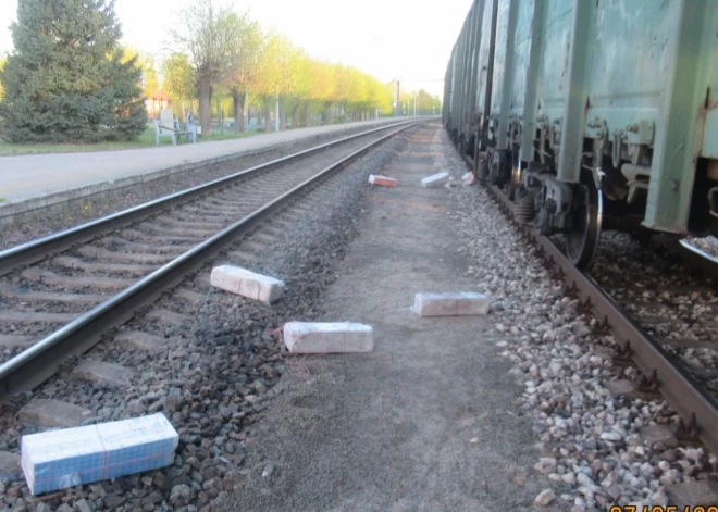 Kravas vilcienos konstatēti vairāk nekā 181 700 kontrabandas cigarešu