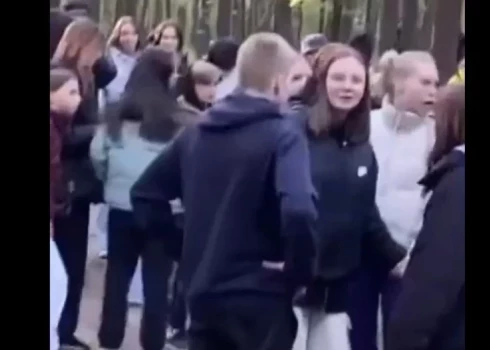 Группа подростков в Иманте. (Фото: скриншот видео)