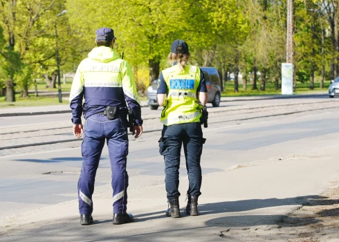 Policija Uzvaras parkā (foto: Juris Rozenbergs)