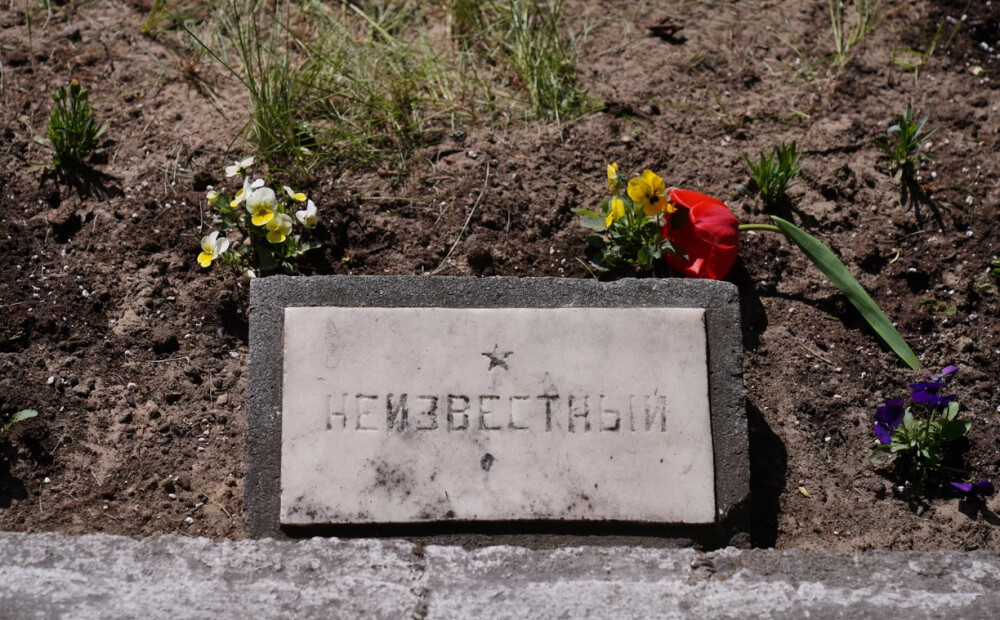 FOTO: sarkanarmiešu brāļu kapos jau šodien gulst ziedi, policija pulcējas ap Uzvaras parku