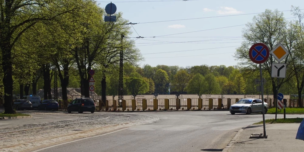 Pērn – vien dažus mēnešus pēc drausmīgās patiesības, kas atklājās Bučā un citviet – uzvaras svētki parkā tika svinēti nevis vienu, bet divas dienas, un nevis klusāk, bet skaļāk – ar klaigām, Krievijas karogiem, aizturēšanām un demisionējušu iekšlietu ministri.