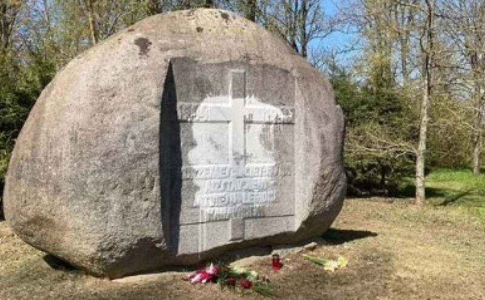 Ar baltu krāsu aplieta latviešu leģionāru piemiņas vieta Džūkstē, līdzīga provokācija arī Lietuvā