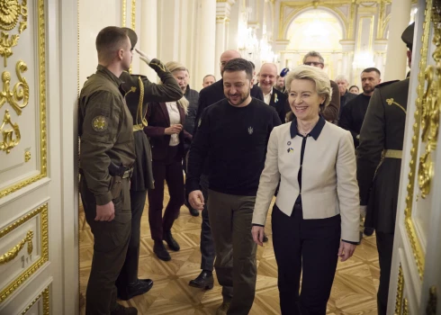 Ukrainas prezidents Volodimirs Zelenskis un Eiropas Komisijas priekšsēdētāja Urzula fon der Leiena.