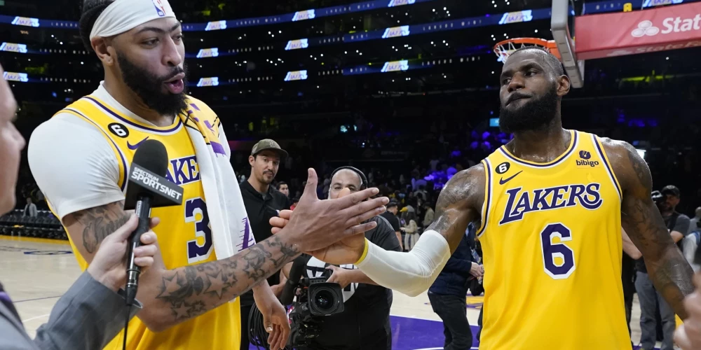 "Lakers" līderu duets Entonijs Deiviss un Lebrons Džeimss pēc labi padarīta darba.