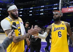 "Lakers" līderu duets Entonijs Deiviss un Lebrons Džeimss pēc labi padarīta darba.