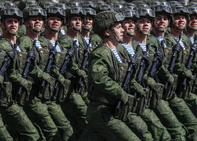 Lai nu kam, bet šodienas militārajai parādei Kremļa tuvumā nudien vajadzētu rosināt virkni jautājumu Krievijas pilsoņos, kuri svēti tic Maskavas propagandas apgalvojumiem par “Krievijas armijas varenību” un “gaidāmo uzvaru Ukrainā”.