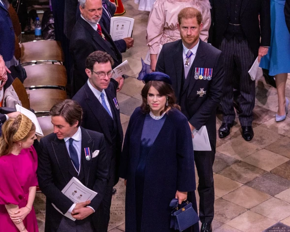 Princis Harijs uz kronēšanas ceremoniju ieradās viens bez sievas Meganas Mārklas. 