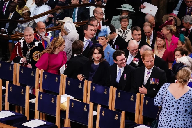 Princim Harijam kronēšanas ceremonijas laikā bija ierādīta vieta trešajā rindā līdzās māsīcām un viņu vīriem.