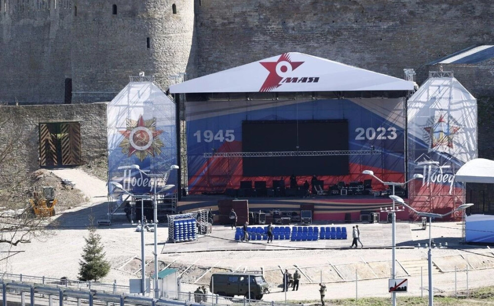 Krievija iepretim Narvas promenādei novietojusi lielu propagandas ekrānu
