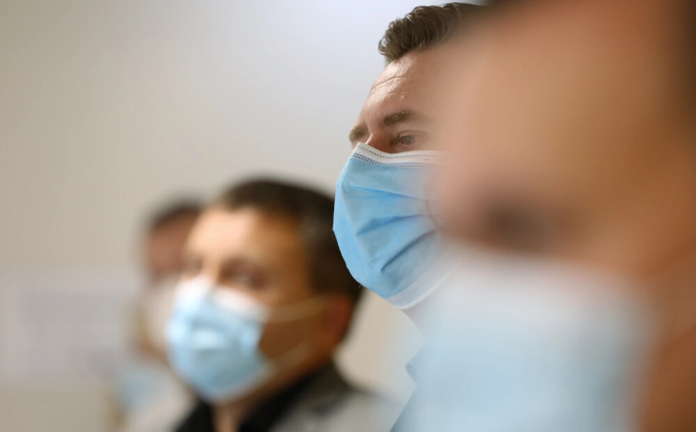 Atceļ prasību medicīnas un sociālās aprūpes iestādēs vilkt sejas masku