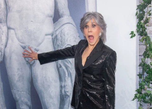 На премьере фильма 85-летняя Джейн Фонда прикрыла ладонью пенис на стене