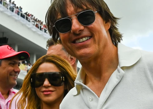 Šakira un Toms Krūzs F-1 sacensībās Maimi laiku pavadīja laiku plecu pie pleca, un nekautrējās no ziņkārīgo uzmanības..