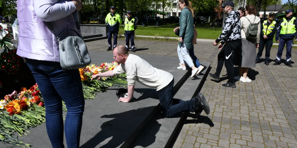 9. maijā Rīgā dedzina Latvijas karogu un atbalsta Krievijas karu; policija strādā saspringtā režīmā