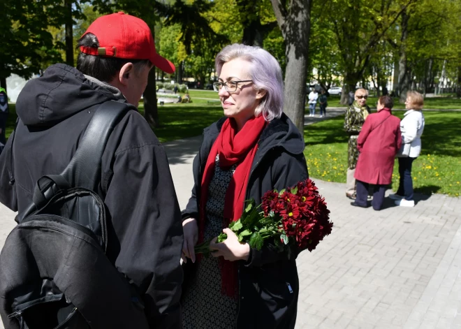 Pretēji aizliegumam 9. maijā rīkot publiskus svētku pasākumus un gājienus, cilvēki ieradušies nolikt ziedus pie mūžīgās uguns Dubrovina parkā Daugavpilī.